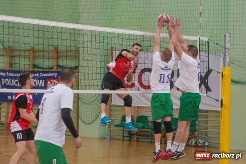 Zdjęcie w galerii na portalu naszraciborz.pl: Najlepsze akcje pod siatką IX Turnieju Zakładów Pracy w obiektywie Stanisława Borowika wiadomości z regionu