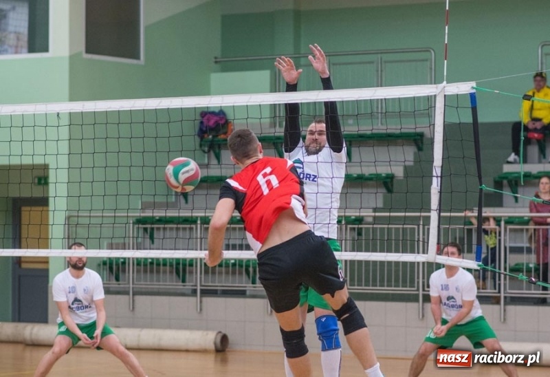 Zdjęcie w galerii na portalu naszraciborz.pl: Najlepsze akcje pod siatką IX Turnieju Zakładów Pracy w obiektywie Stanisława Borowika wiadomości z regionu