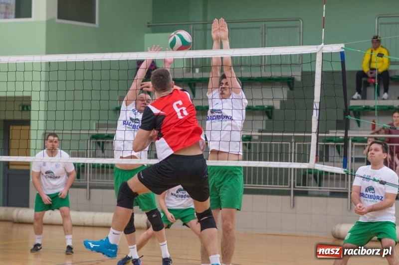 Zdjęcie w galerii na portalu naszraciborz.pl: Najlepsze akcje pod siatką IX Turnieju Zakładów Pracy w obiektywie Stanisława Borowika wiadomości z regionu