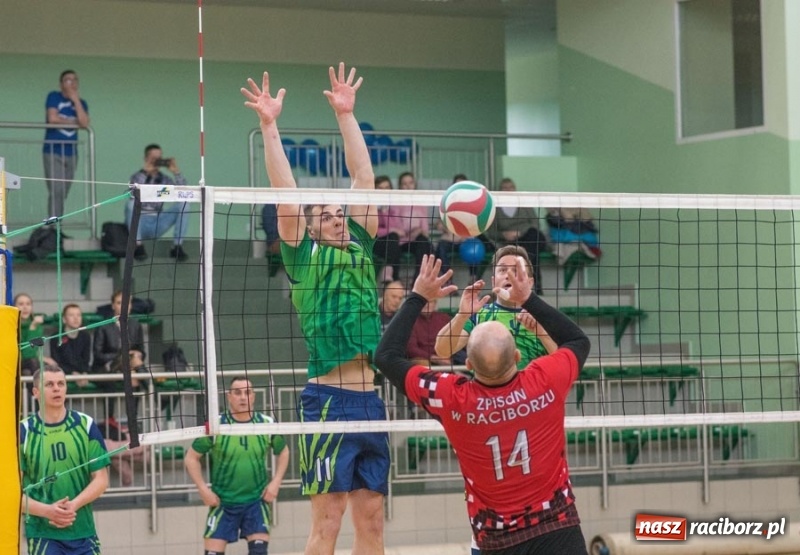 Zdjęcie w galerii na portalu naszraciborz.pl: Najlepsze akcje pod siatką IX Turnieju Zakładów Pracy w obiektywie Stanisława Borowika wiadomości z regionu