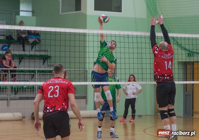 Zdjęcie w galerii na portalu naszraciborz.pl: Najlepsze akcje pod siatką IX Turnieju Zakładów Pracy w obiektywie Stanisława Borowika wiadomości z regionu
