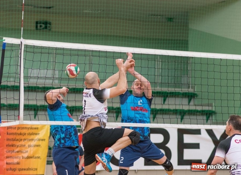 Zdjęcie w galerii na portalu naszraciborz.pl: Najlepsze akcje pod siatką IX Turnieju Zakładów Pracy w obiektywie Stanisława Borowika wiadomości z regionu