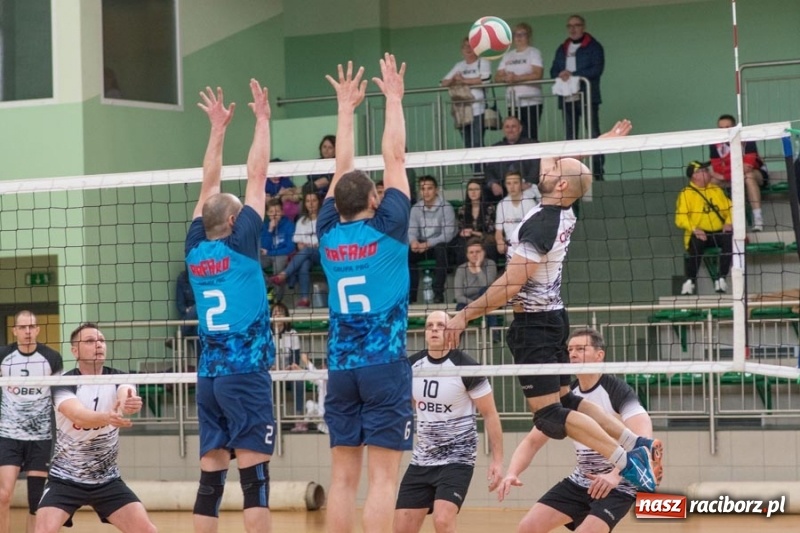 Zdjęcie w galerii na portalu naszraciborz.pl: Najlepsze akcje pod siatką IX Turnieju Zakładów Pracy w obiektywie Stanisława Borowika wiadomości z regionu