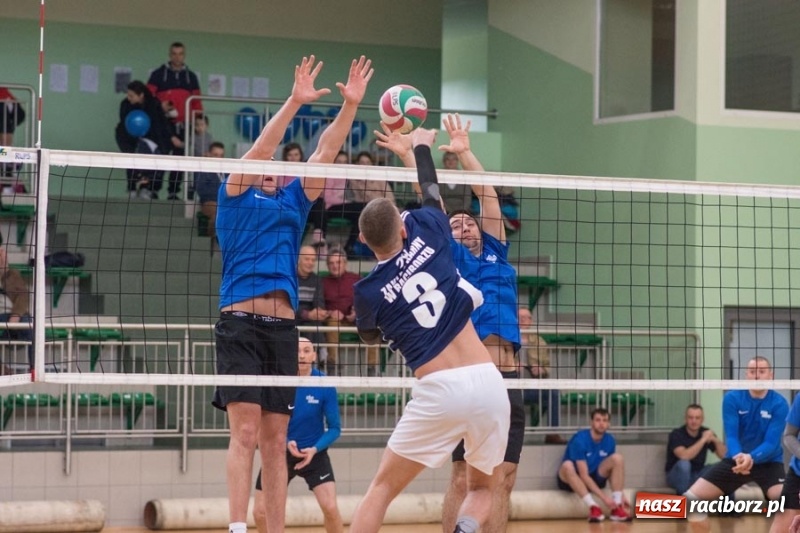 Zdjęcie w galerii na portalu naszraciborz.pl: Najlepsze akcje pod siatką IX Turnieju Zakładów Pracy w obiektywie Stanisława Borowika wiadomości z regionu