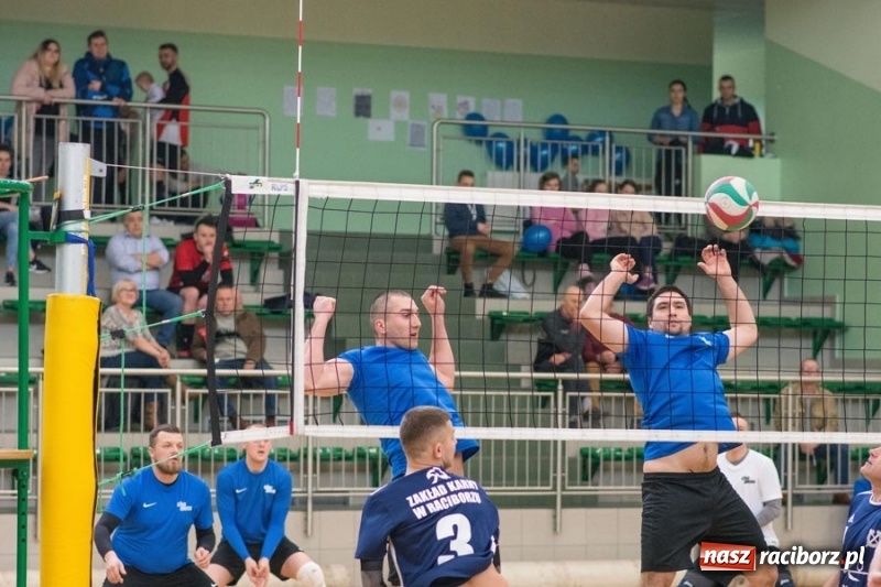 Zdjęcie w galerii na portalu naszraciborz.pl: Najlepsze akcje pod siatką IX Turnieju Zakładów Pracy w obiektywie Stanisława Borowika wiadomości z regionu