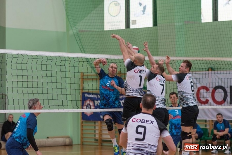 Zdjęcie w galerii na portalu naszraciborz.pl: Najlepsze akcje pod siatką IX Turnieju Zakładów Pracy w obiektywie Stanisława Borowika wiadomości z regionu