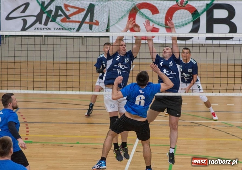 Zdjęcie w galerii na portalu naszraciborz.pl: Najlepsze akcje pod siatką IX Turnieju Zakładów Pracy w obiektywie Stanisława Borowika wiadomości z regionu