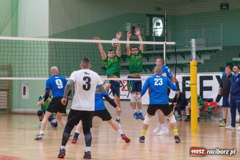 Zdjęcie w galerii na portalu naszraciborz.pl: Najlepsze akcje pod siatką IX Turnieju Zakładów Pracy w obiektywie Stanisława Borowika wiadomości z regionu