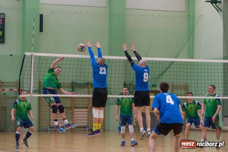 Zdjęcie w galerii na portalu naszraciborz.pl: Najlepsze akcje pod siatką IX Turnieju Zakładów Pracy w obiektywie Stanisława Borowika wiadomości z regionu