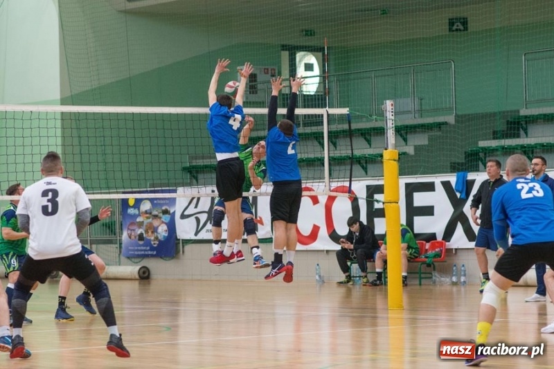Zdjęcie w galerii na portalu naszraciborz.pl: Najlepsze akcje pod siatką IX Turnieju Zakładów Pracy w obiektywie Stanisława Borowika wiadomości z regionu