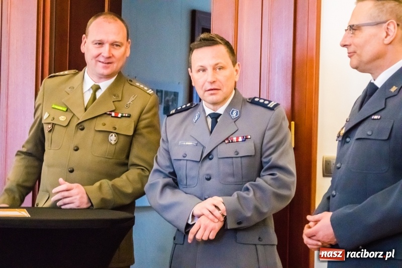 Zdjęcie w galerii na portalu naszraciborz.pl: Dla Ciebie zginął żołnierz, strażak, policjant, a dla mnie tata. Wernisaż wystawy na Zamku Piastowskim wiadomości z regionu