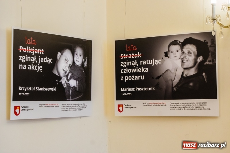 Zdjęcie w galerii na portalu naszraciborz.pl: Dla Ciebie zginął żołnierz, strażak, policjant, a dla mnie tata. Wernisaż wystawy na Zamku Piastowskim wiadomości z regionu