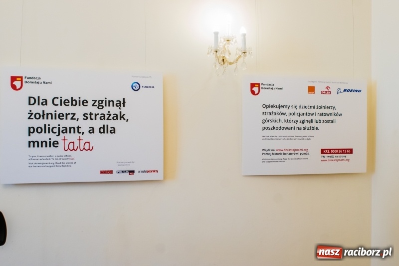 Zdjęcie w galerii na portalu naszraciborz.pl: Dla Ciebie zginął żołnierz, strażak, policjant, a dla mnie tata. Wernisaż wystawy na Zamku Piastowskim wiadomości z regionu