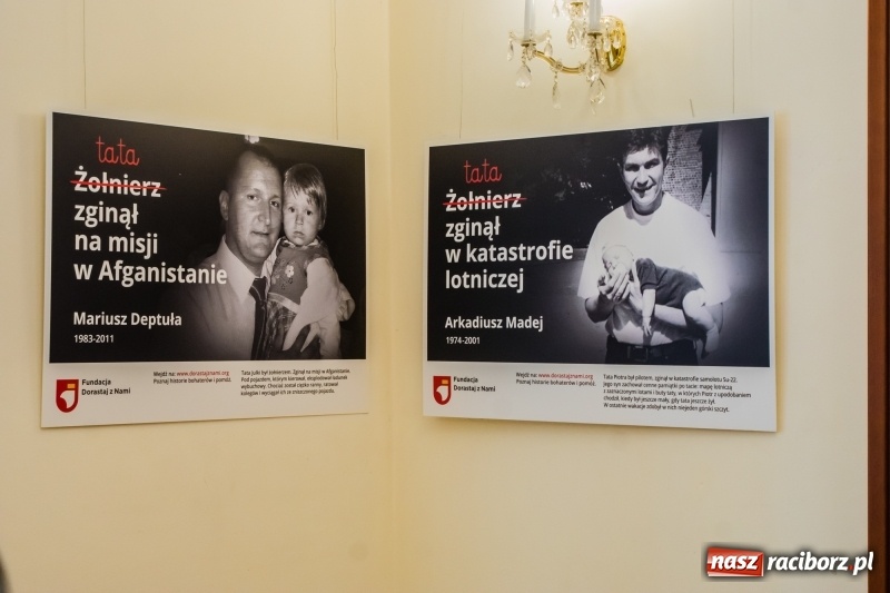 Zdjęcie w galerii na portalu naszraciborz.pl: Dla Ciebie zginął żołnierz, strażak, policjant, a dla mnie tata. Wernisaż wystawy na Zamku Piastowskim wiadomości z regionu