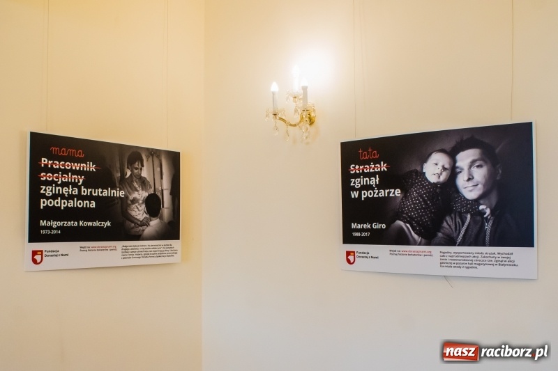 Zdjęcie w galerii na portalu naszraciborz.pl: Dla Ciebie zginął żołnierz, strażak, policjant, a dla mnie tata. Wernisaż wystawy na Zamku Piastowskim wiadomości z regionu