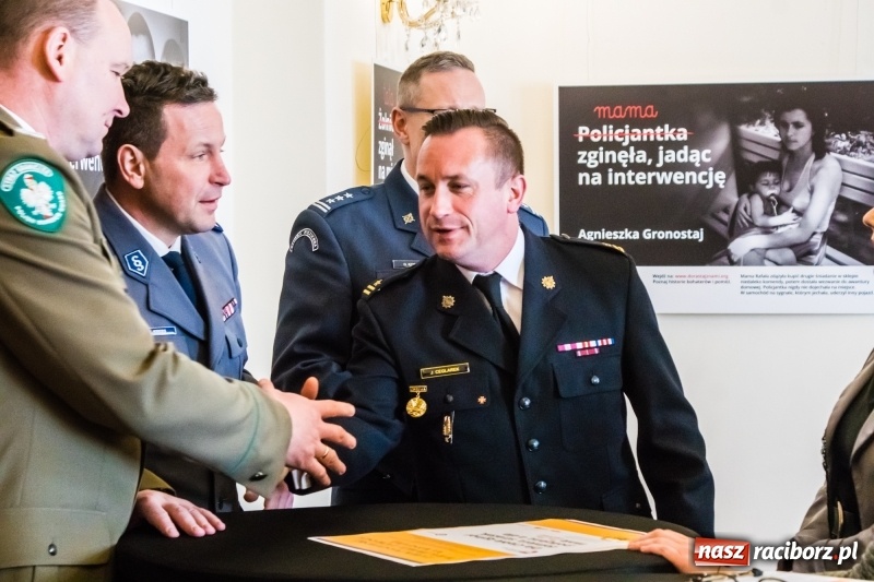 Zdjęcie w galerii na portalu naszraciborz.pl: Dla Ciebie zginął żołnierz, strażak, policjant, a dla mnie tata. Wernisaż wystawy na Zamku Piastowskim wiadomości z regionu