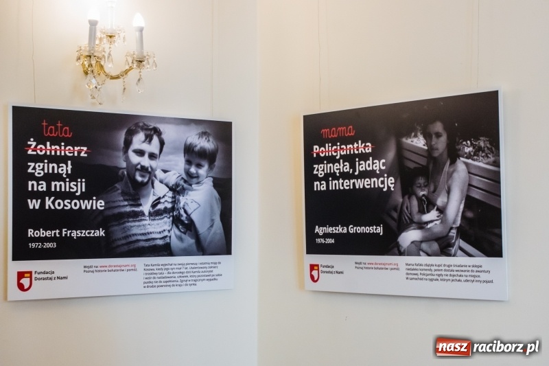 Zdjęcie w galerii na portalu naszraciborz.pl: Dla Ciebie zginął żołnierz, strażak, policjant, a dla mnie tata. Wernisaż wystawy na Zamku Piastowskim wiadomości z regionu