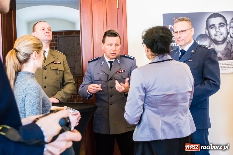 Zdjęcie w galerii na portalu naszraciborz.pl: Dla Ciebie zginął żołnierz, strażak, policjant, a dla mnie tata. Wernisaż wystawy na Zamku Piastowskim wiadomości z regionu