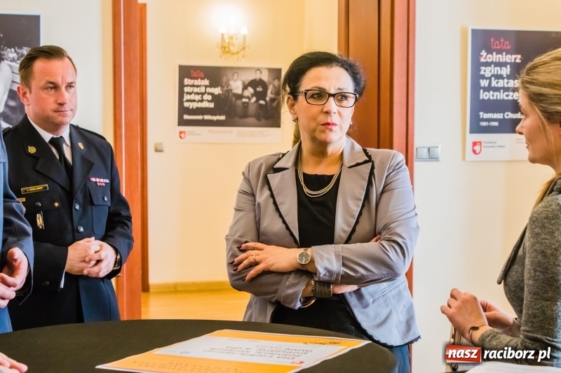 Zdjęcie w galerii na portalu naszraciborz.pl: Dla Ciebie zginął żołnierz, strażak, policjant, a dla mnie tata. Wernisaż wystawy na Zamku Piastowskim wiadomości z regionu