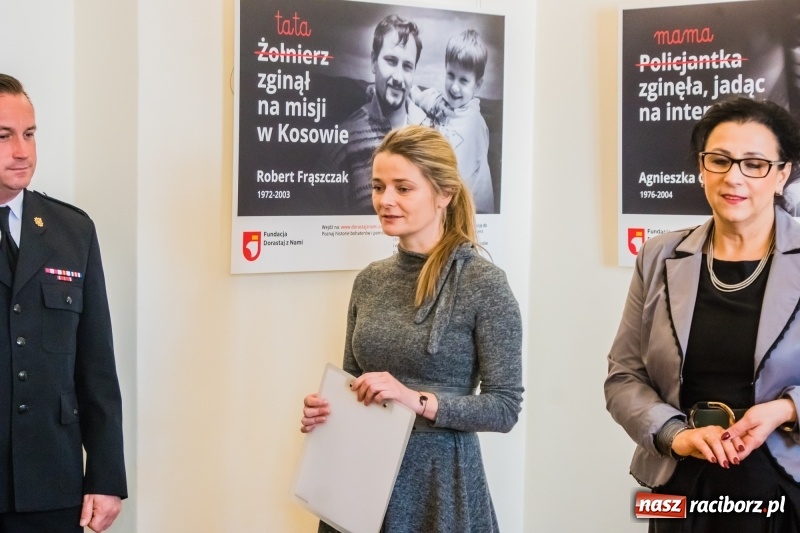 Zdjęcie w galerii na portalu naszraciborz.pl: Dla Ciebie zginął żołnierz, strażak, policjant, a dla mnie tata. Wernisaż wystawy na Zamku Piastowskim wiadomości z regionu