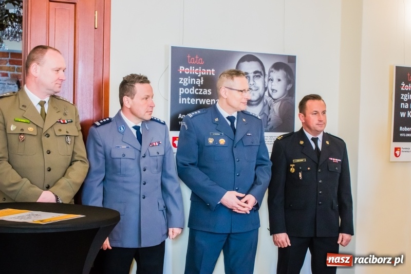 Zdjęcie w galerii na portalu naszraciborz.pl: Dla Ciebie zginął żołnierz, strażak, policjant, a dla mnie tata. Wernisaż wystawy na Zamku Piastowskim wiadomości z regionu