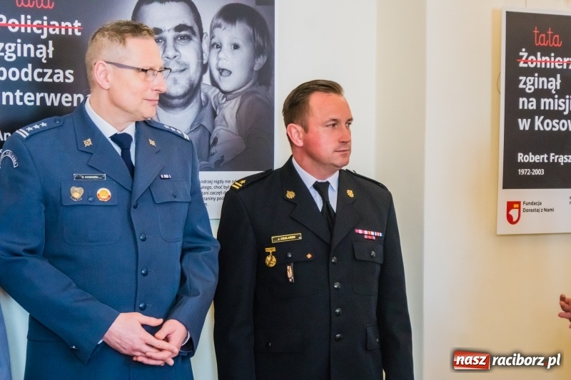Zdjęcie w galerii na portalu naszraciborz.pl: Dla Ciebie zginął żołnierz, strażak, policjant, a dla mnie tata. Wernisaż wystawy na Zamku Piastowskim wiadomości z regionu