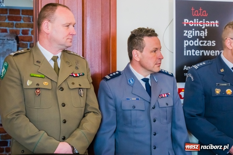 Zdjęcie w galerii na portalu naszraciborz.pl: Dla Ciebie zginął żołnierz, strażak, policjant, a dla mnie tata. Wernisaż wystawy na Zamku Piastowskim wiadomości z regionu