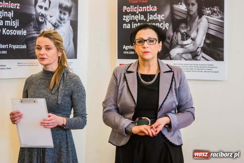 Zdjęcie w galerii na portalu naszraciborz.pl: Dla Ciebie zginął żołnierz, strażak, policjant, a dla mnie tata. Wernisaż wystawy na Zamku Piastowskim wiadomości z regionu