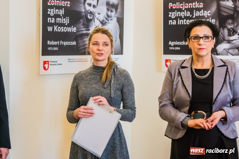 Zdjęcie w galerii na portalu naszraciborz.pl: Dla Ciebie zginął żołnierz, strażak, policjant, a dla mnie tata. Wernisaż wystawy na Zamku Piastowskim wiadomości z regionu