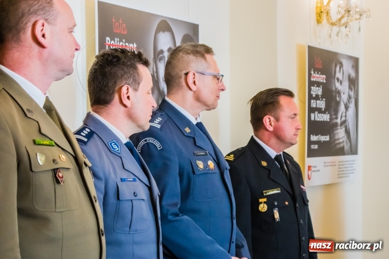 Zdjęcie w galerii na portalu naszraciborz.pl: Dla Ciebie zginął żołnierz, strażak, policjant, a dla mnie tata. Wernisaż wystawy na Zamku Piastowskim wiadomości z regionu