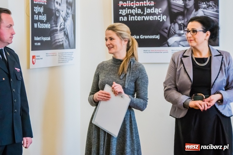 Zdjęcie w galerii na portalu naszraciborz.pl: Dla Ciebie zginął żołnierz, strażak, policjant, a dla mnie tata. Wernisaż wystawy na Zamku Piastowskim wiadomości z regionu