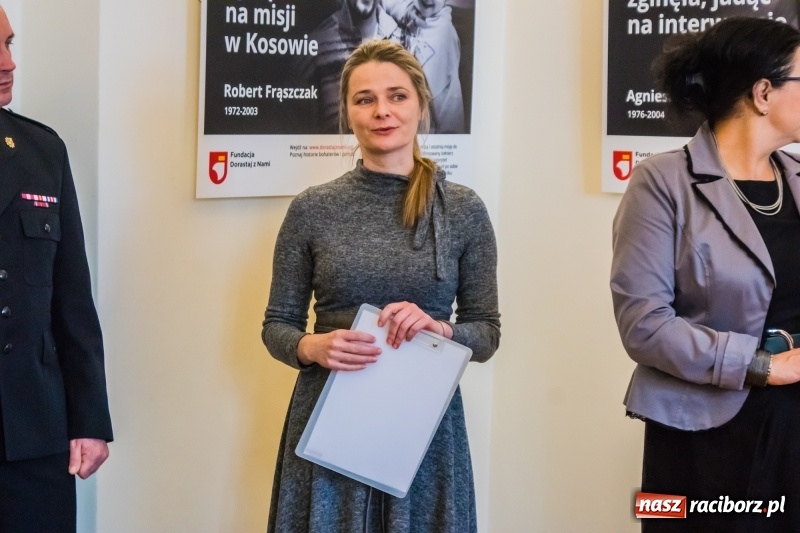 Zdjęcie w galerii na portalu naszraciborz.pl: Dla Ciebie zginął żołnierz, strażak, policjant, a dla mnie tata. Wernisaż wystawy na Zamku Piastowskim wiadomości z regionu