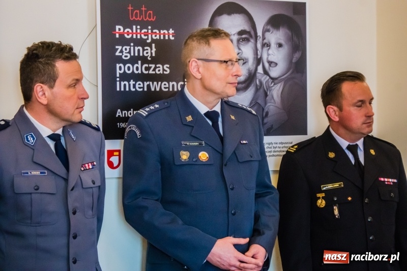 Zdjęcie w galerii na portalu naszraciborz.pl: Dla Ciebie zginął żołnierz, strażak, policjant, a dla mnie tata. Wernisaż wystawy na Zamku Piastowskim wiadomości z regionu