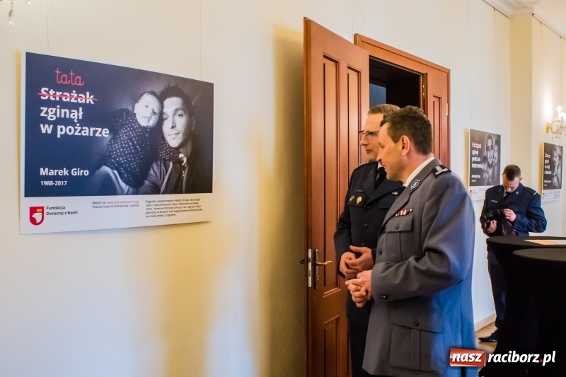 Zdjęcie w galerii na portalu naszraciborz.pl: Dla Ciebie zginął żołnierz, strażak, policjant, a dla mnie tata. Wernisaż wystawy na Zamku Piastowskim wiadomości z regionu