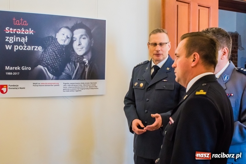 Zdjęcie w galerii na portalu naszraciborz.pl: Dla Ciebie zginął żołnierz, strażak, policjant, a dla mnie tata. Wernisaż wystawy na Zamku Piastowskim wiadomości z regionu