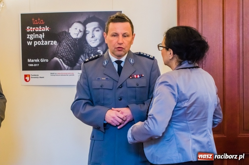 Zdjęcie w galerii na portalu naszraciborz.pl: Dla Ciebie zginął żołnierz, strażak, policjant, a dla mnie tata. Wernisaż wystawy na Zamku Piastowskim wiadomości z regionu