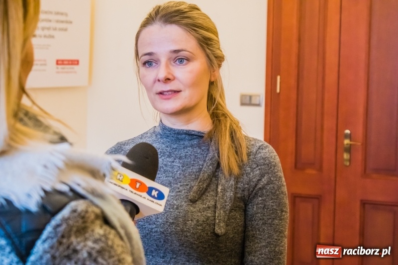 Zdjęcie w galerii na portalu naszraciborz.pl: Dla Ciebie zginął żołnierz, strażak, policjant, a dla mnie tata. Wernisaż wystawy na Zamku Piastowskim wiadomości z regionu