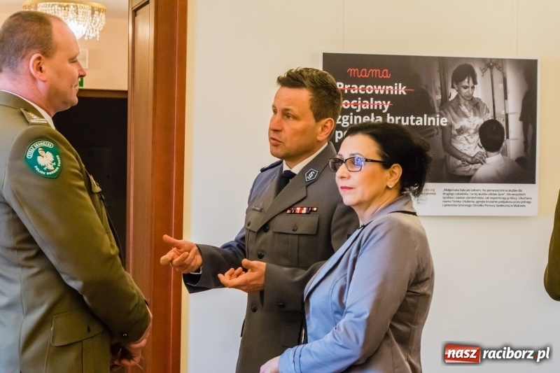 Zdjęcie w galerii na portalu naszraciborz.pl: Dla Ciebie zginął żołnierz, strażak, policjant, a dla mnie tata. Wernisaż wystawy na Zamku Piastowskim wiadomości z regionu