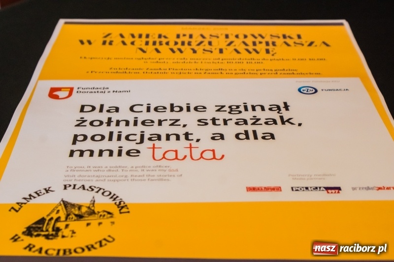 Zdjęcie w galerii na portalu naszraciborz.pl: Dla Ciebie zginął żołnierz, strażak, policjant, a dla mnie tata. Wernisaż wystawy na Zamku Piastowskim wiadomości z regionu