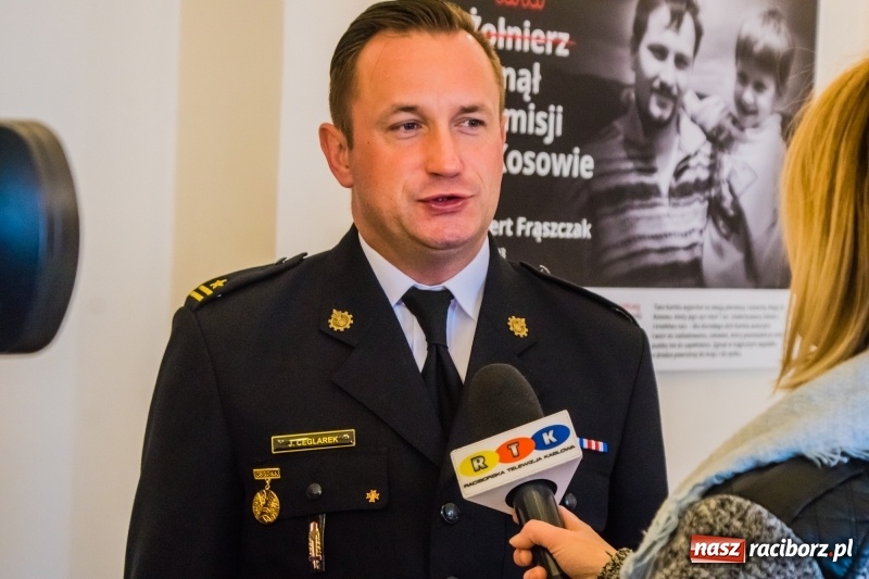 Zdjęcie w galerii na portalu naszraciborz.pl: Dla Ciebie zginął żołnierz, strażak, policjant, a dla mnie tata. Wernisaż wystawy na Zamku Piastowskim wiadomości z regionu