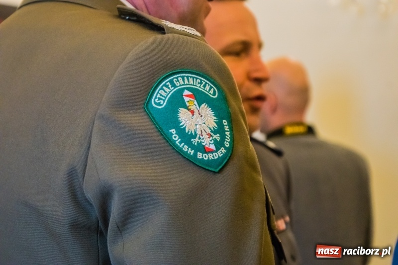Zdjęcie w galerii na portalu naszraciborz.pl: Dla Ciebie zginął żołnierz, strażak, policjant, a dla mnie tata. Wernisaż wystawy na Zamku Piastowskim wiadomości z regionu