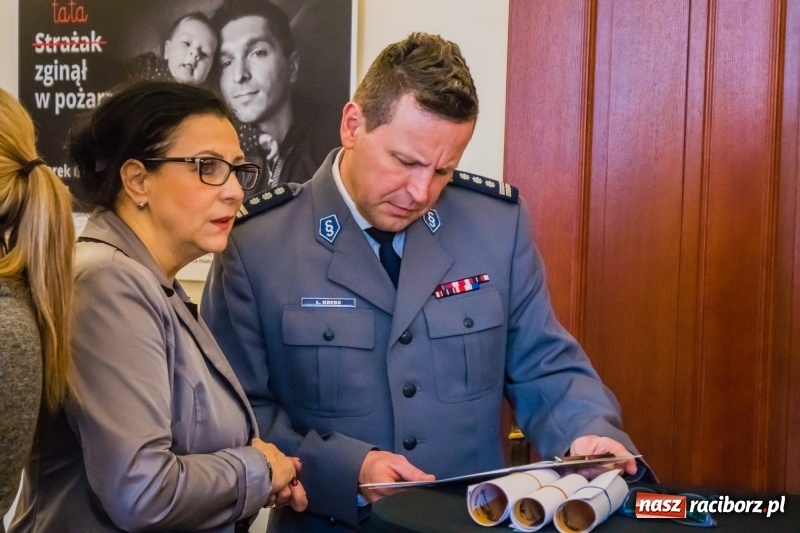 Zdjęcie w galerii na portalu naszraciborz.pl: Dla Ciebie zginął żołnierz, strażak, policjant, a dla mnie tata. Wernisaż wystawy na Zamku Piastowskim wiadomości z regionu