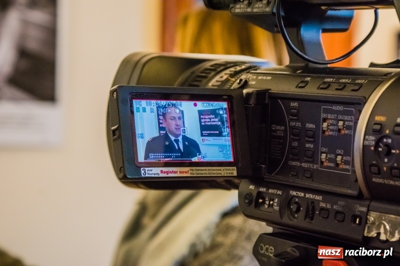 Zdjęcie w galerii na portalu naszraciborz.pl: Dla Ciebie zginął żołnierz, strażak, policjant, a dla mnie tata. Wernisaż wystawy na Zamku Piastowskim wiadomości z regionu