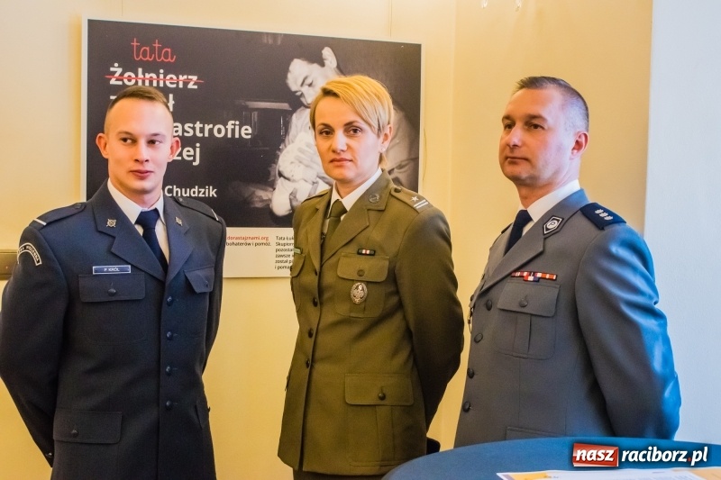 Zdjęcie w galerii na portalu naszraciborz.pl: Dla Ciebie zginął żołnierz, strażak, policjant, a dla mnie tata. Wernisaż wystawy na Zamku Piastowskim wiadomości z regionu