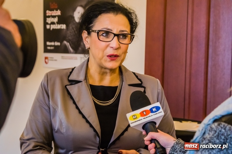 Zdjęcie w galerii na portalu naszraciborz.pl: Dla Ciebie zginął żołnierz, strażak, policjant, a dla mnie tata. Wernisaż wystawy na Zamku Piastowskim wiadomości z regionu