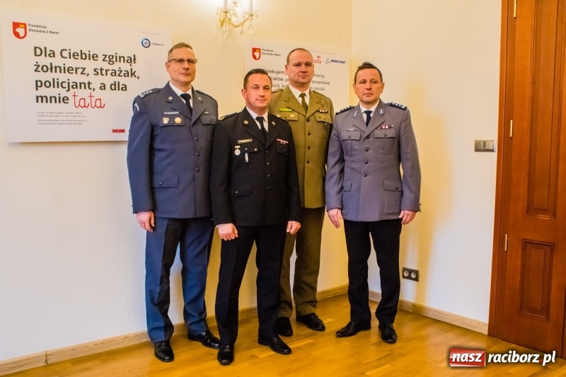 Zdjęcie w galerii na portalu naszraciborz.pl: Dla Ciebie zginął żołnierz, strażak, policjant, a dla mnie tata. Wernisaż wystawy na Zamku Piastowskim wiadomości z regionu