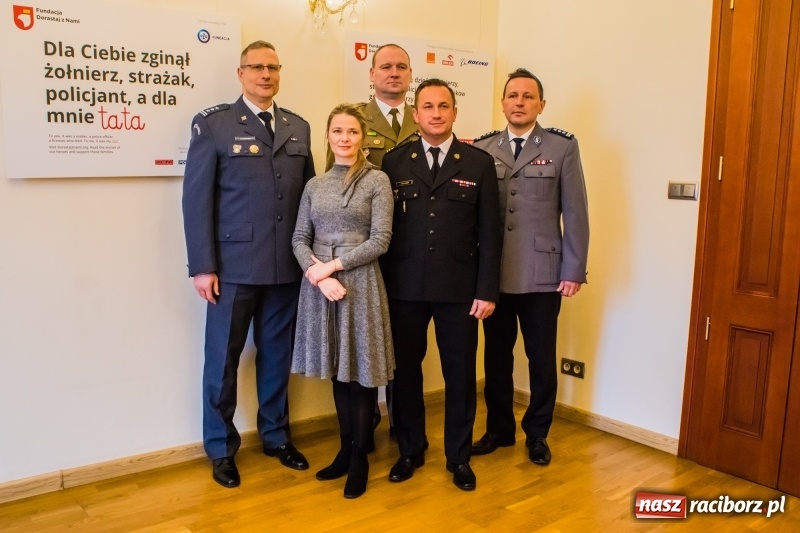 Zdjęcie w galerii na portalu naszraciborz.pl: Dla Ciebie zginął żołnierz, strażak, policjant, a dla mnie tata. Wernisaż wystawy na Zamku Piastowskim wiadomości z regionu