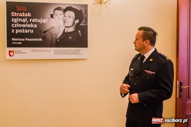 Zdjęcie w galerii na portalu naszraciborz.pl: Dla Ciebie zginął żołnierz, strażak, policjant, a dla mnie tata. Wernisaż wystawy na Zamku Piastowskim wiadomości z regionu