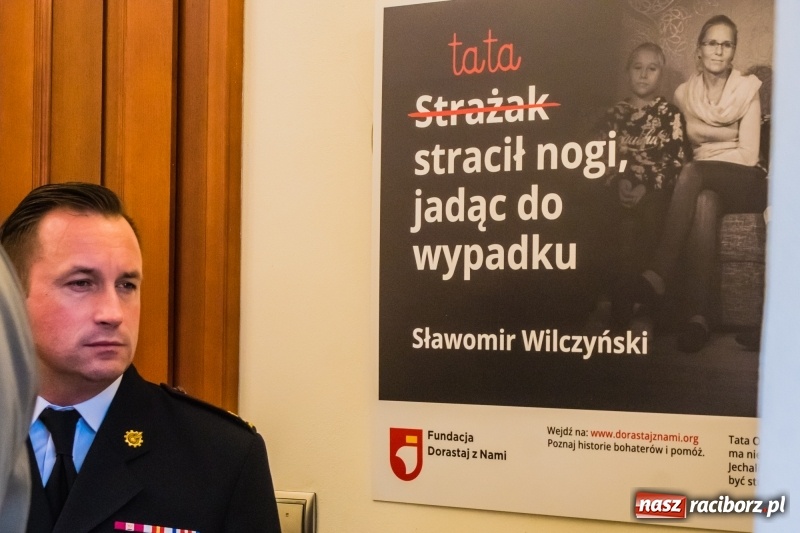 Zdjęcie w galerii na portalu naszraciborz.pl: Dla Ciebie zginął żołnierz, strażak, policjant, a dla mnie tata. Wernisaż wystawy na Zamku Piastowskim wiadomości z regionu