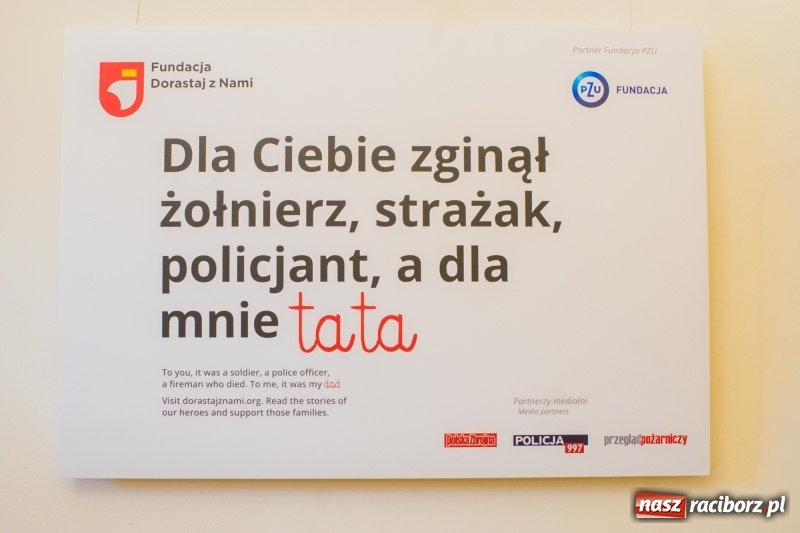 Zdjęcie w galerii na portalu naszraciborz.pl: Dla Ciebie zginął żołnierz, strażak, policjant, a dla mnie tata. Wernisaż wystawy na Zamku Piastowskim wiadomości z regionu